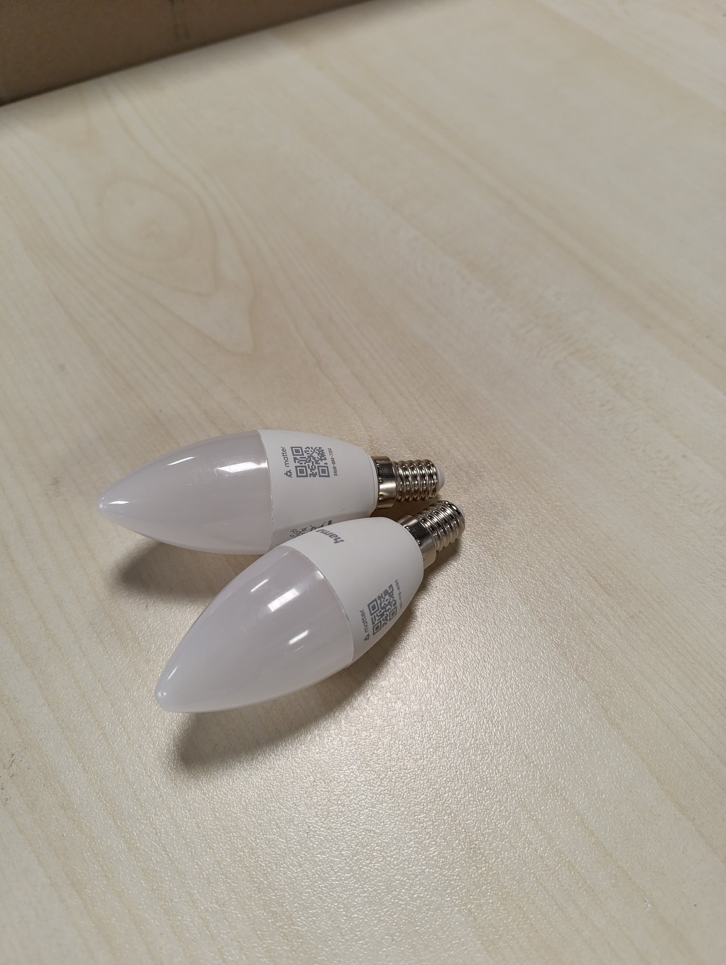 257367 - HAMA Llambë inteligjente E14, 4.9W, RGB dhe e bardhë, Wi-Fi, e pajtueshme me Alexa, Google Assistant