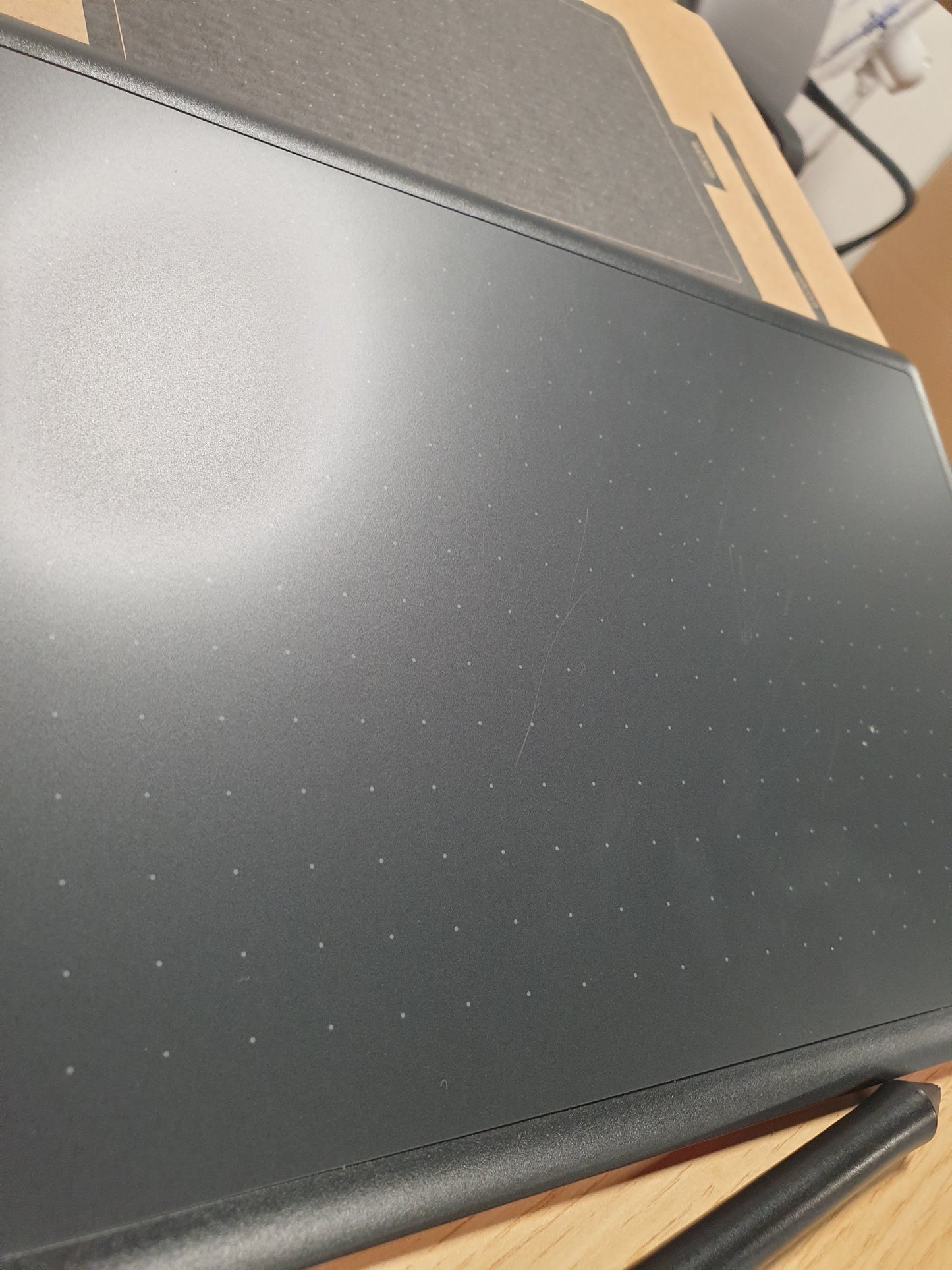 266194 - WACOM Tabletë grafike One Medium me stilolaps dixhital, i pajtueshëm me Windows, Mac, Chromebook, i zi dhe i kuq