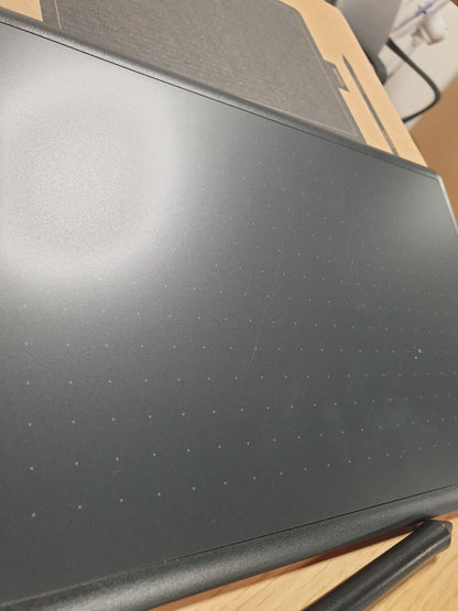 266194 - WACOM Tabletë grafike One Medium me stilolaps dixhital, i pajtueshëm me Windows, Mac, Chromebook, i zi dhe i kuq