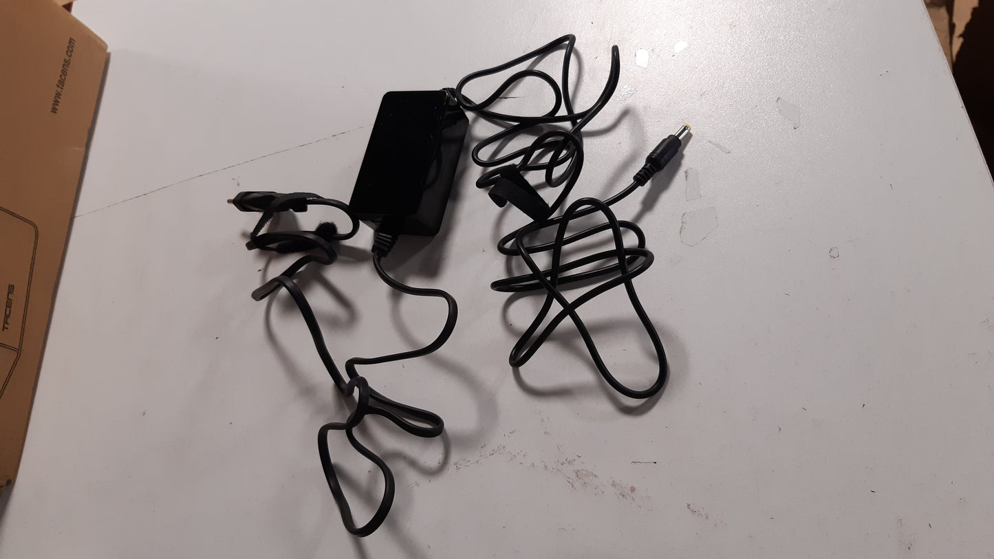 266729 - TRUST Karikues Universal për Laptop Primo 45W | Ngjyrë: e zezë