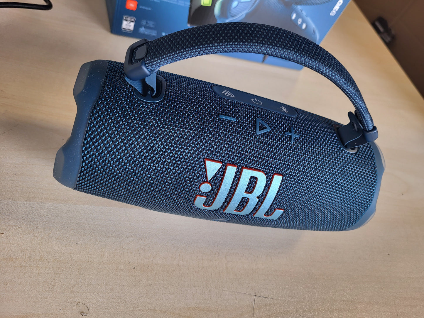 267648 - JBL CHARGE 6 – Altoparlant Bluetooth pa tel portativ, jetëgjatësi baterie 28 orë, rezistencë ndaj ujit IP68, JBL Pro Sound me AI Sound Boost, ngjyrë blu