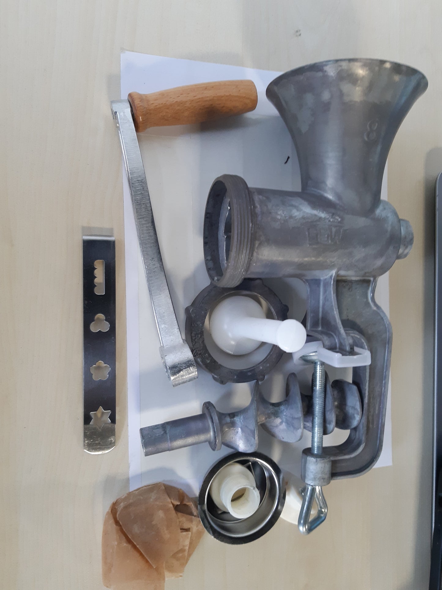 192480 - GSW Mulli Mishi Madhësia Nr. 8 - Mulli mishi prej Alumini me pllakë dhe teh bluarjeje prej Çeliku Inox, inkluzive aksesorin e brumit dhe shtytësin, Argjendi