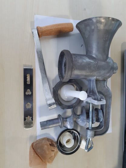 192480 - GSW Mulli Mishi Madhësia Nr. 8 - Mulli mishi prej Alumini me pllakë dhe teh bluarjeje prej Çeliku Inox, inkluzive aksesorin e brumit dhe shtytësin, Argjendi
