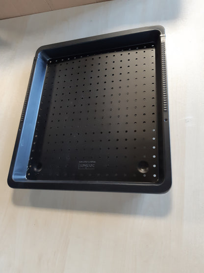 214130 - Pllakë e shpuar Zenker e zgjerueshme nga 37 në 52 cm, me sistem mbylljeje automatike, skaj XXL 3 cm. Nga çelik karboni i veshur me teflon jo-ngjitës. Linja metalike klasike e zezë.