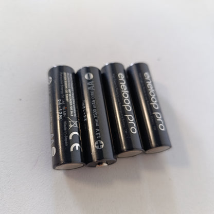 266896 - ENELOOP PRO - Bateri të rikarikueshme AA/Mignon Ni-MH, pako me 4, kapacitet 2500 mAh, të rikarikueshme deri në 500 herë, paketim pa plastikë - E zezë