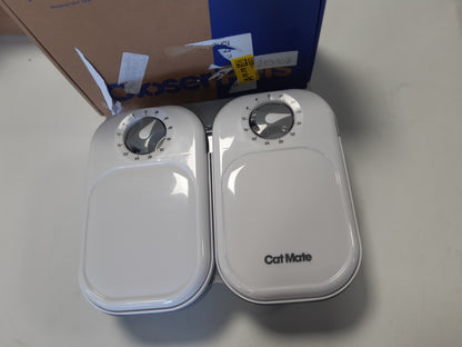 209108 - CAT MATE C200 Ushqyes Automatik për Kafshë Shtëpiake me 2 Vakte të Kontrolluara nga Kohëmatësi, Paketën e Akullit për Ushqim të Tharë dhe të Lagësht, Kapacitet deri në 400g secila, Për Mace dhe Qen të Vegjël - e Bardhë (401)
