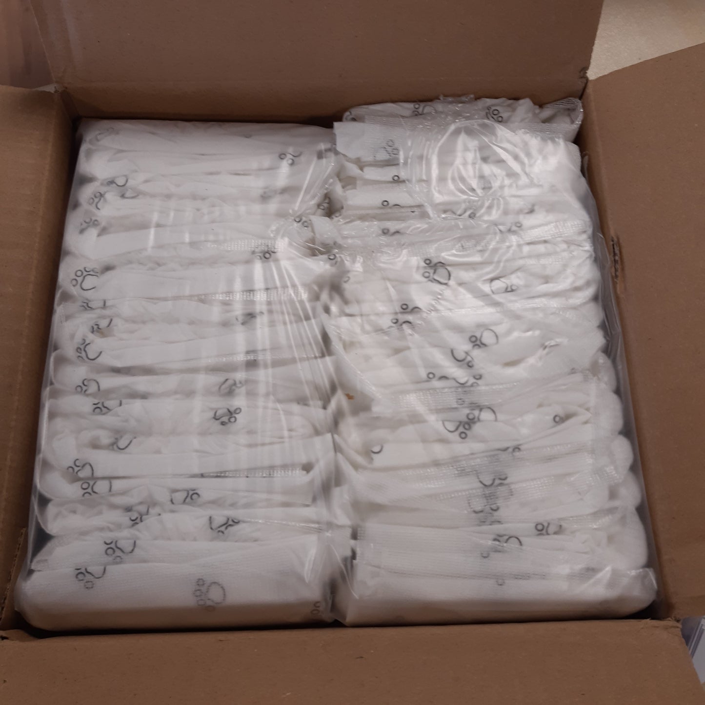 228435 - AMAZON BASICS - Pelena për qen meshkuj, Madhësia XS, të bardha, 30 copë