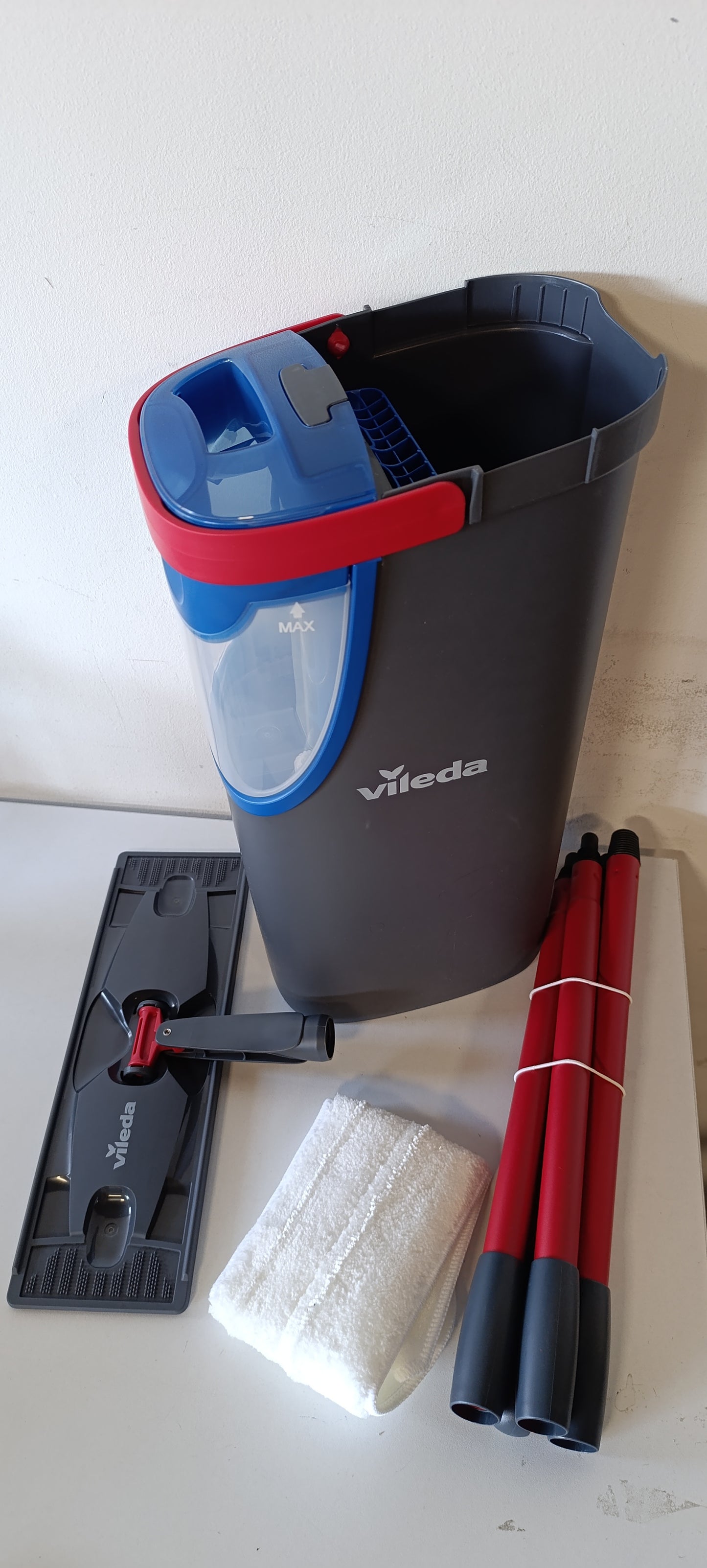 183253 - VILEDA Set Fshesësh Dyshemeje H2PrO me Kovë, me Sistem Pastrimi Higjienik Mikrofiber, Ergonomike, Ndarje 100% Uji i Pastër dhe i Ndotur, Gjykim Uji, Paketim Ekologjik, Ngjyrë Gri