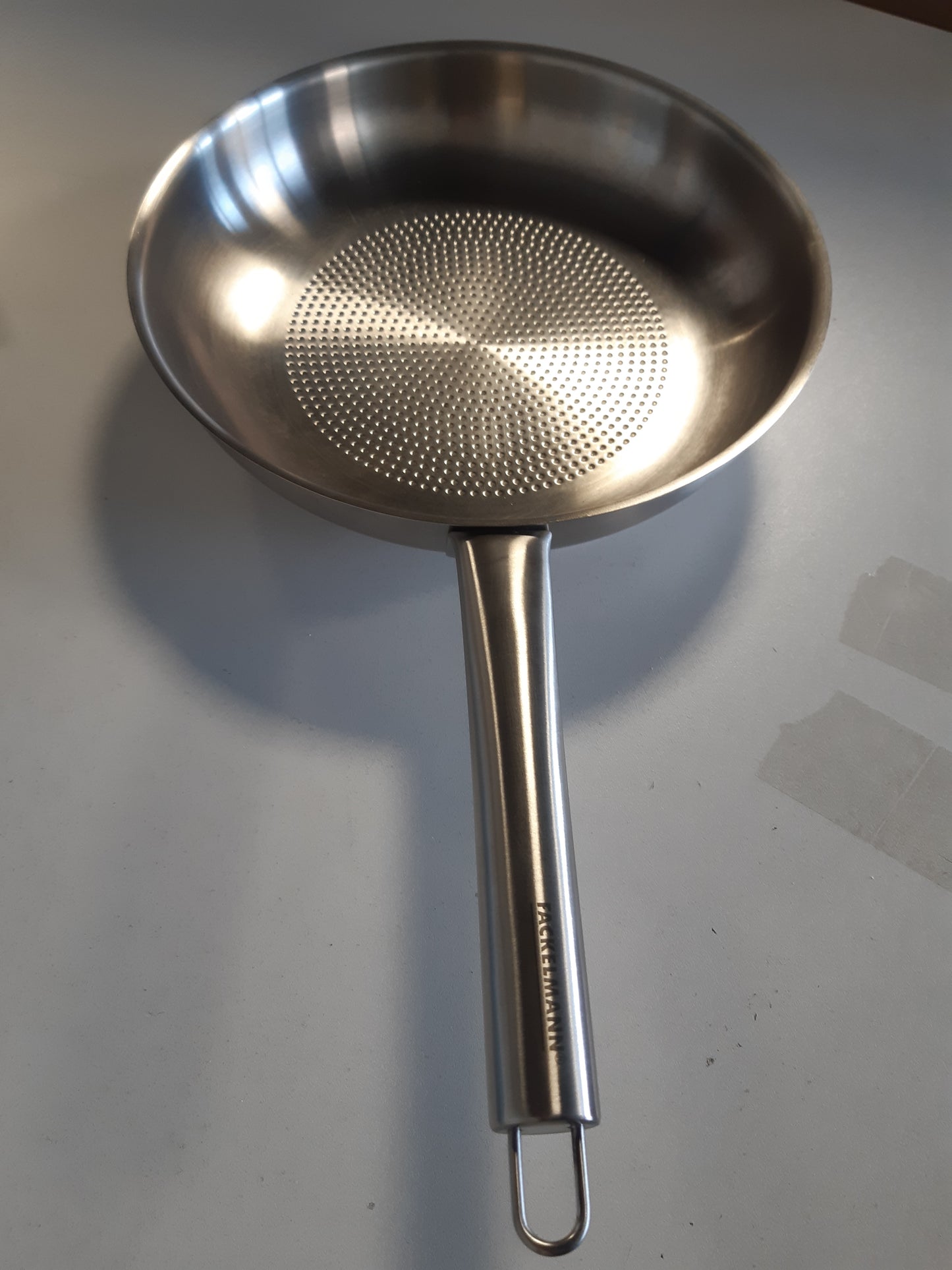 240304 - Fackelmann Tigan me dorezë ovale, Ø 24 cm, çelik inox, rezistent ndaj nxehtësisë deri në +230 °C, i përshtatshëm për lavastovilje