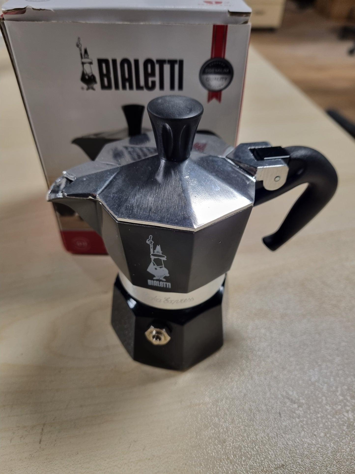 240873 - BIALETTI Moka Color: Makinë ekspreso ikonike në sobë, bën kafe autentike italiane, enë Moka 1 filxhan (60 ml), alumini, e zezë