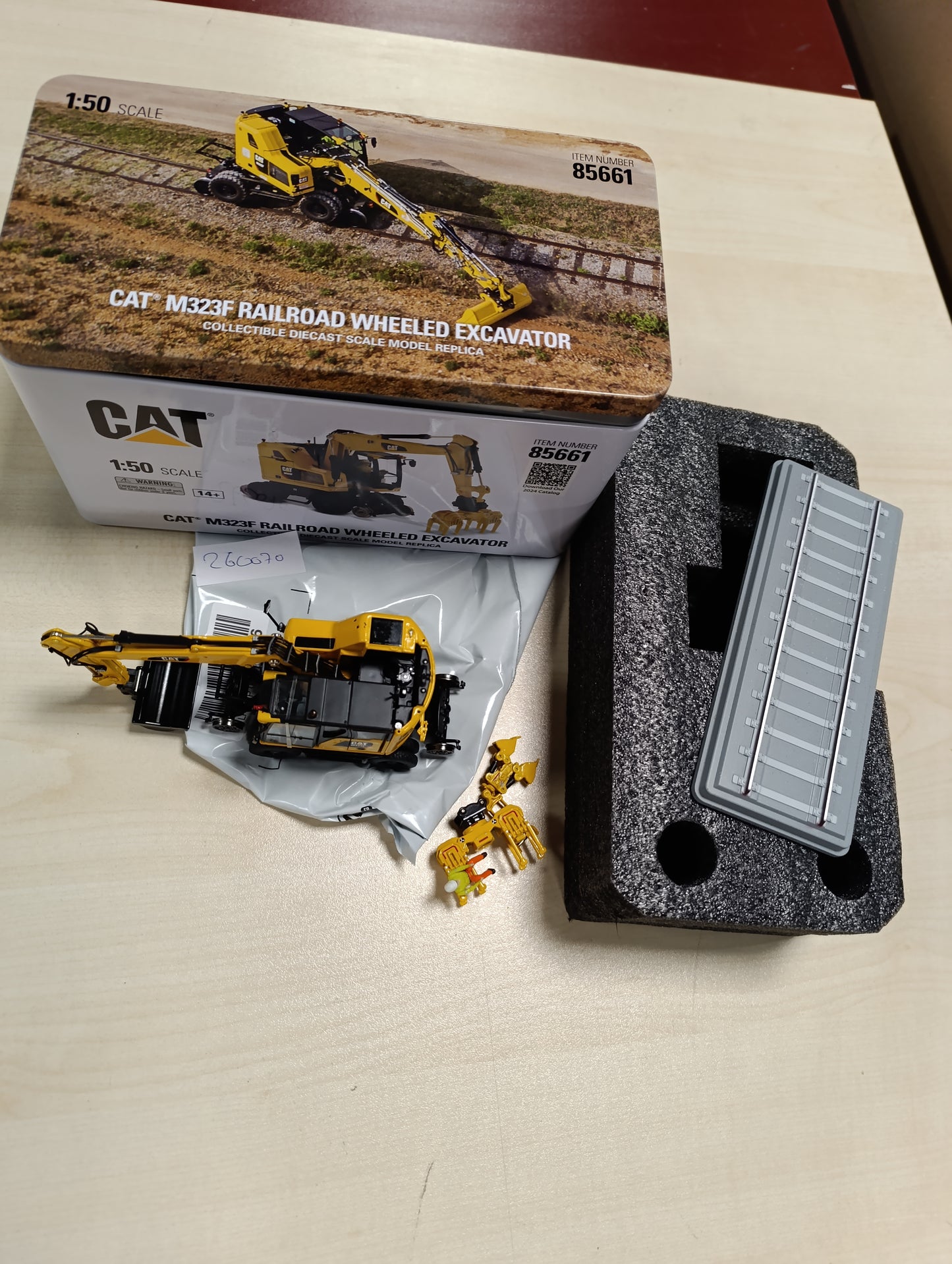 260070 - DIECAST MASTERS - Eskavator me Dy Rrugë Cat M323F – Safety Yellow, Seria Highline, 1:50, Mosha 14+, Mjet Ndërtimi për Koleksionistë