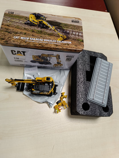 260070 - DIECAST MASTERS - Eskavator me Dy Rrugë Cat M323F – Safety Yellow, Seria Highline, 1:50, Mosha 14+, Mjet Ndërtimi për Koleksionistë