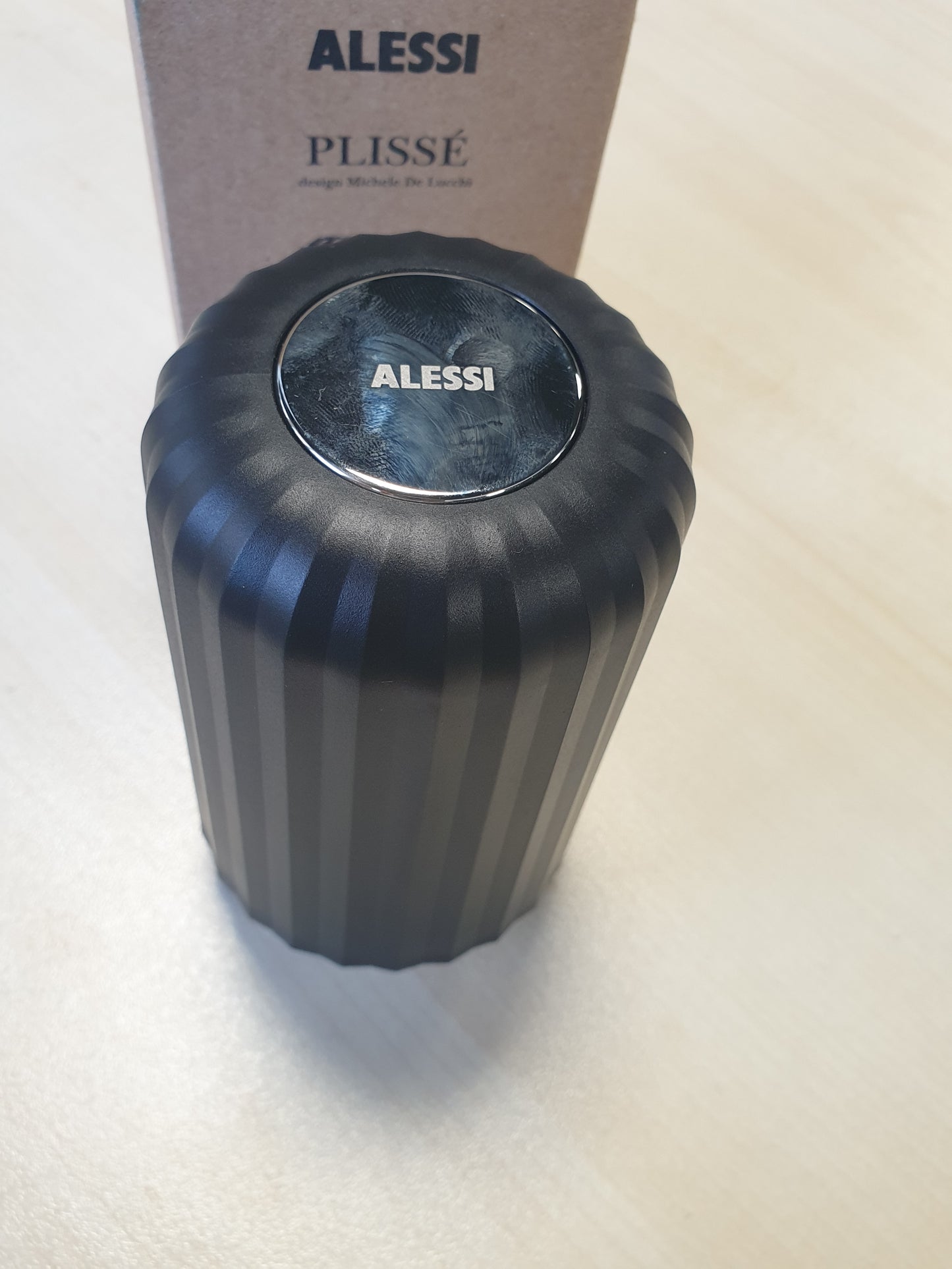 214310 - ALESSI Kapsulë vakumi për kapsulë e pajtueshme me makinat Nespresso dhe Vertuo, diametër 8.3 cm, e zezë