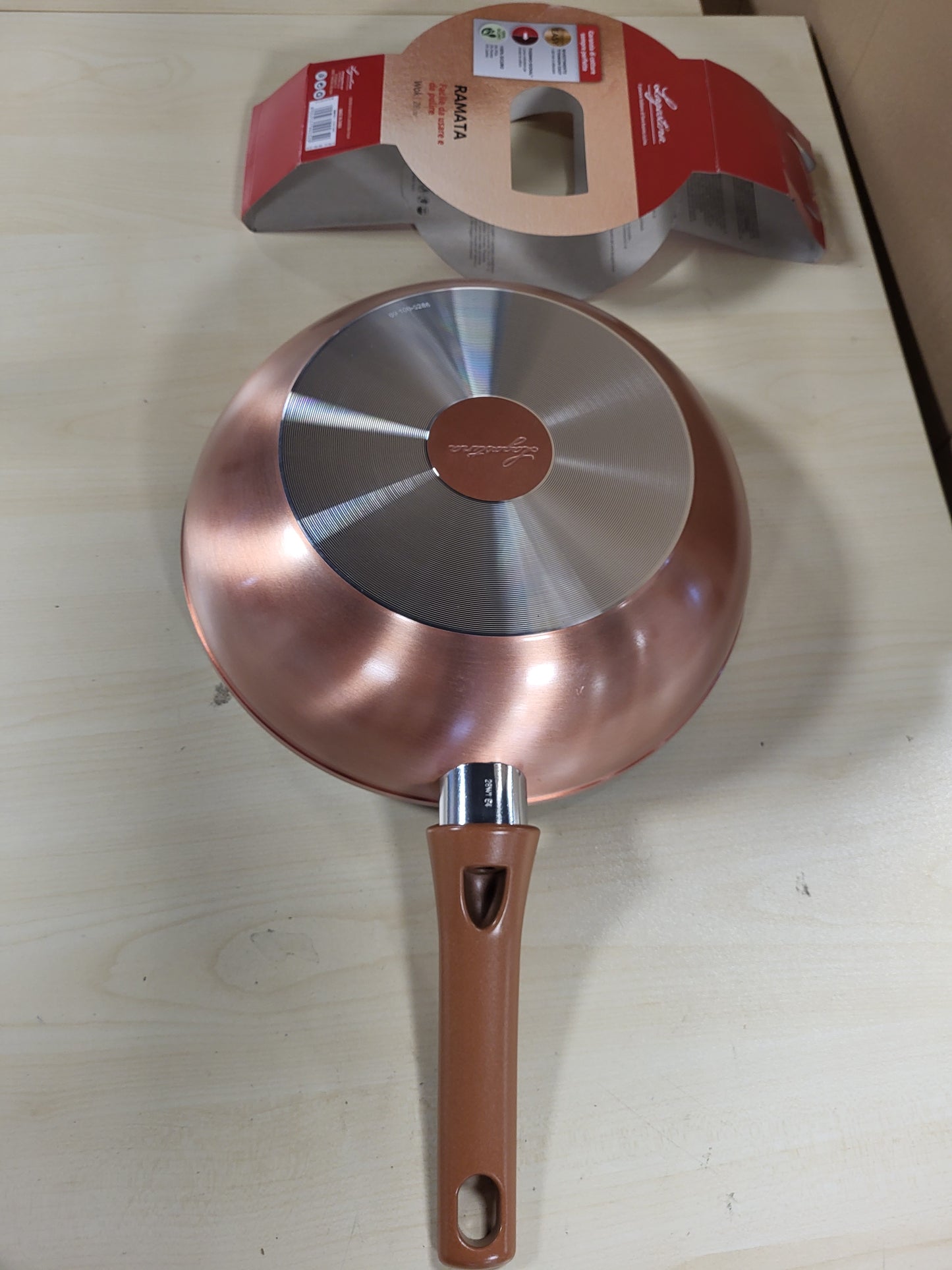 214521 - LAGOSTINA Wok alumini jo-ngjitës × 28 cm me efekt bakri të jashtëm, tenxhere me gaz dhe furrë, veshje e lehtë me titani, dorezë ergonomike bakeliti