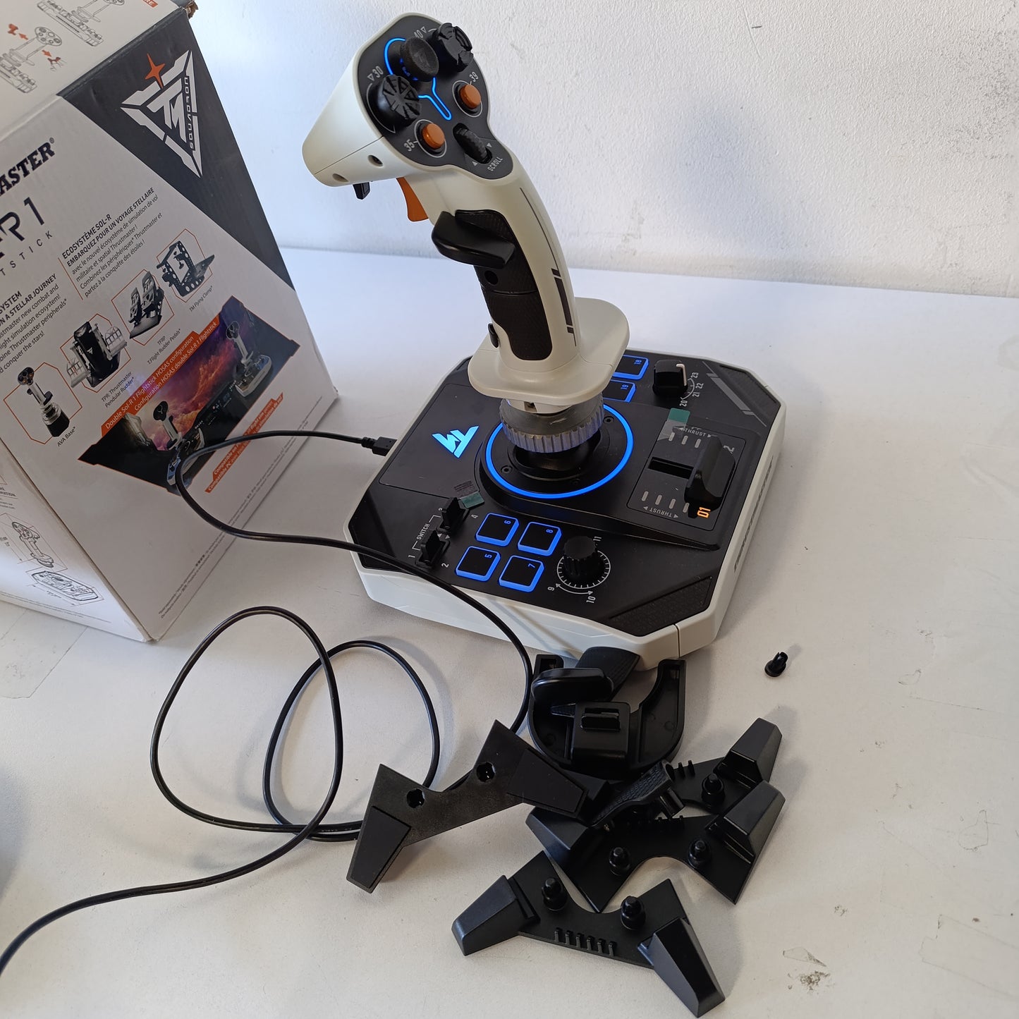 267661 - THRUSTMASTER Sol-R 1 Flightstick, joystick për simulim fluturimi për PC, teknologji magnetike (HEART), 21 butona veprimi, dizajn ergonomik
