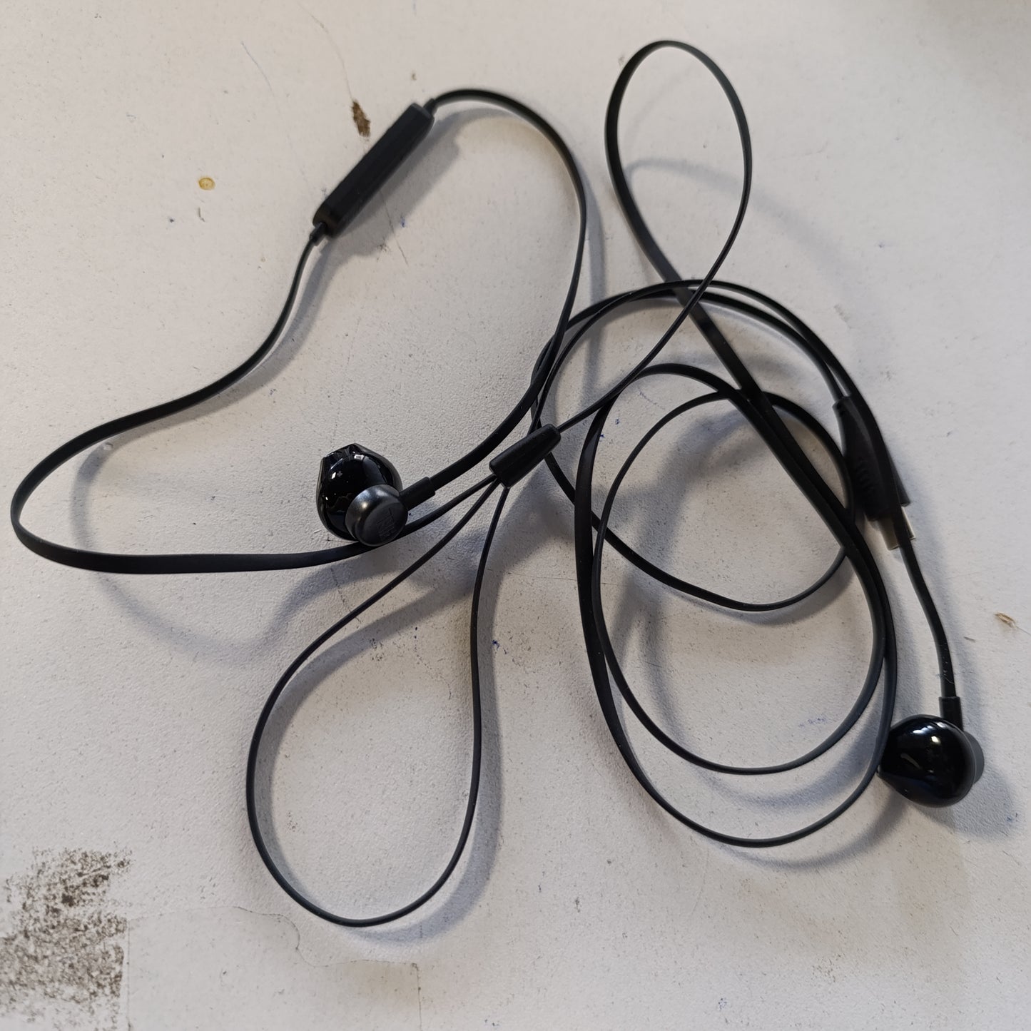 268850 - JBL Kufje Tune 305 C USB-C me kabllo të sheshtë, kontroll i thellë i baseve me 3 butona, JBL Pure Bass, ngjyrë e zezë