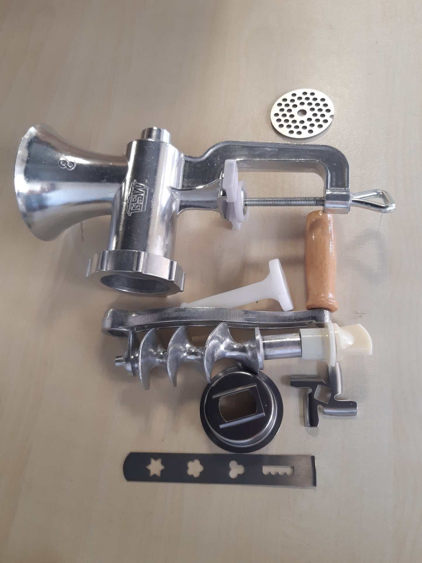 192484 - GSW - Mulli mishi Madhësia Nr. 8, prej Alumini dhe Çeliku Inox, me Teh dhe Pllakë Bluarjeje, përfshirë Aksesorin e Brumit dhe Shtytësin, Argjendi