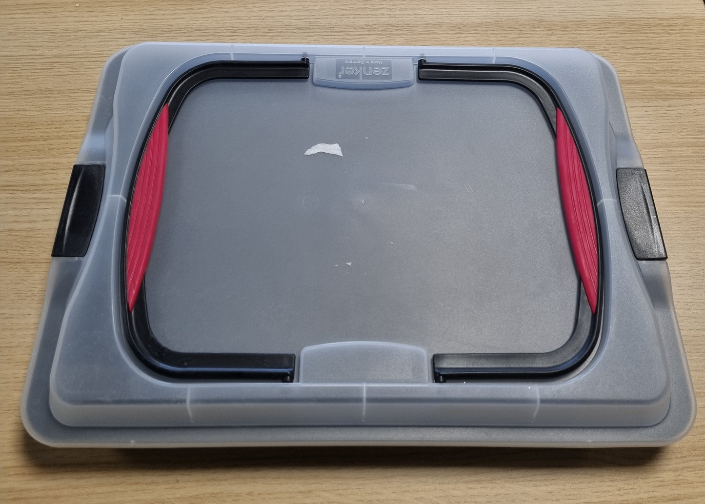 200452 - ZENKER Enë për Tortë me Fletë, Tepsi Pjekjeje me Mbulesë Transporti, Tavë Jo-ngjitëse me Kapak dhe Doreza të Buta, 425x295x75mm, Sasia: 1 Copë