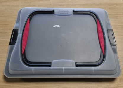 200452 - ZENKER Enë për Tortë me Fletë, Tepsi Pjekjeje me Mbulesë Transporti, Tavë Jo-ngjitëse me Kapak dhe Doreza të Buta, 425x295x75mm, Sasia: 1 Copë