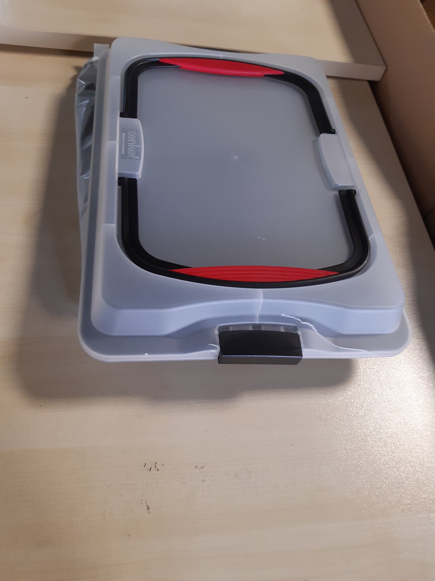 196491 - ZENKER - Tavë Pjekjeje Jo-ngjitëse për Tortë me Fletë, Mbulesë Transporti dhe Dorëza të Buta, Madhësia: 425x295x75mm, Sasia: 1 copë