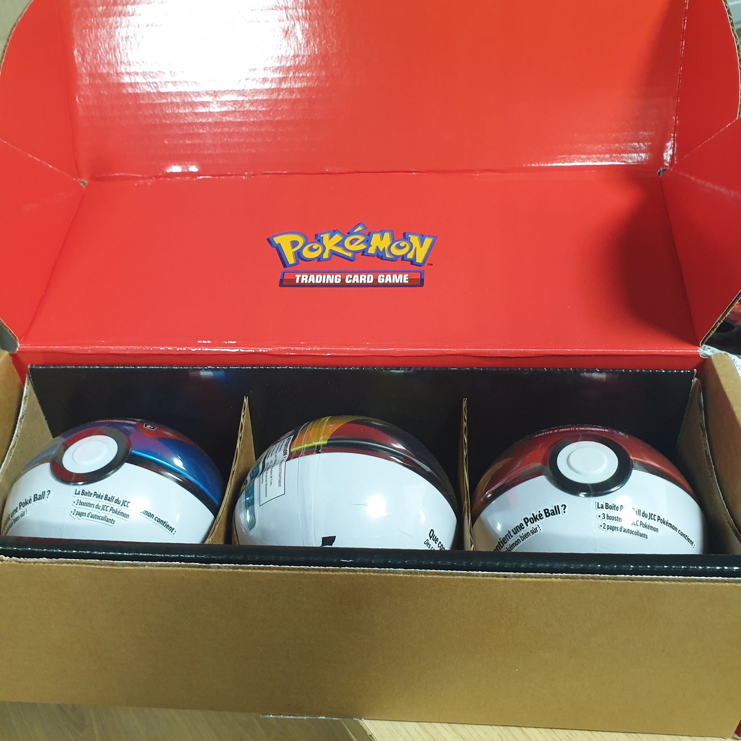 141519 - Pokémon TCG: paketë me 3 kuti Poké Ball 2024 – Poké Ball, Great Ball, Ultra Ball. Ekskluzive në Amazon, përfshin 9 paketa Scarlet & Violet dhe ngjitëse.