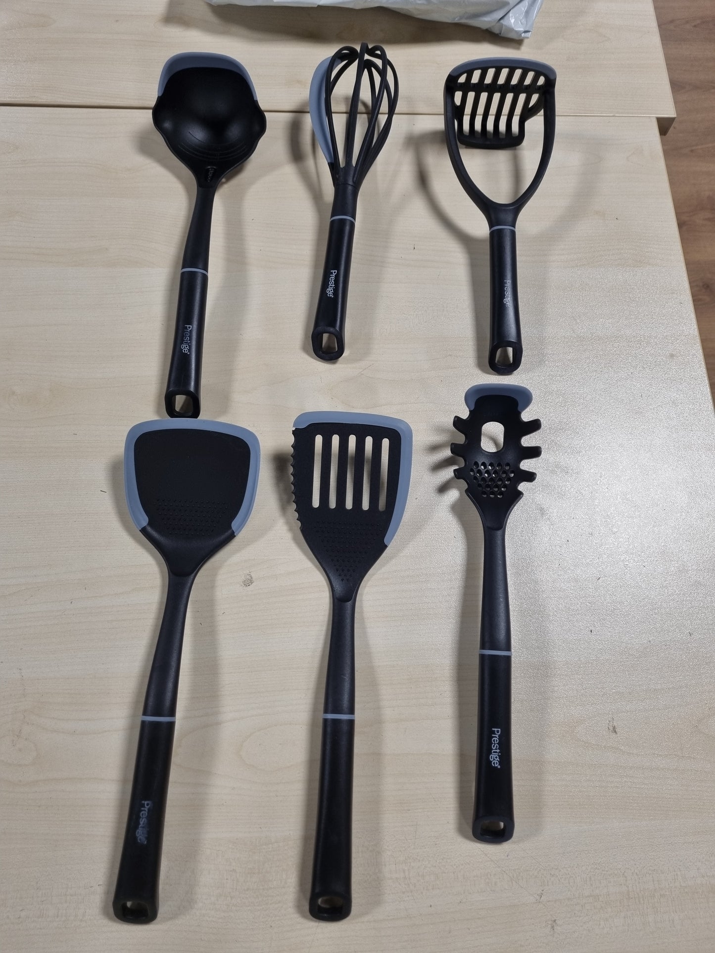 221506 - PRESTIGE Set Enësh Kuzhine 2-në-1 me 7 Pjesë, skaje silikoni rezistent ndaj gërvishtjeve, e zezë dhe gri