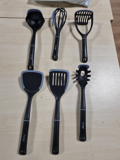 221506 - PRESTIGE Set Enësh Kuzhine 2-në-1 me 7 Pjesë, skaje silikoni rezistent ndaj gërvishtjeve, e zezë dhe gri