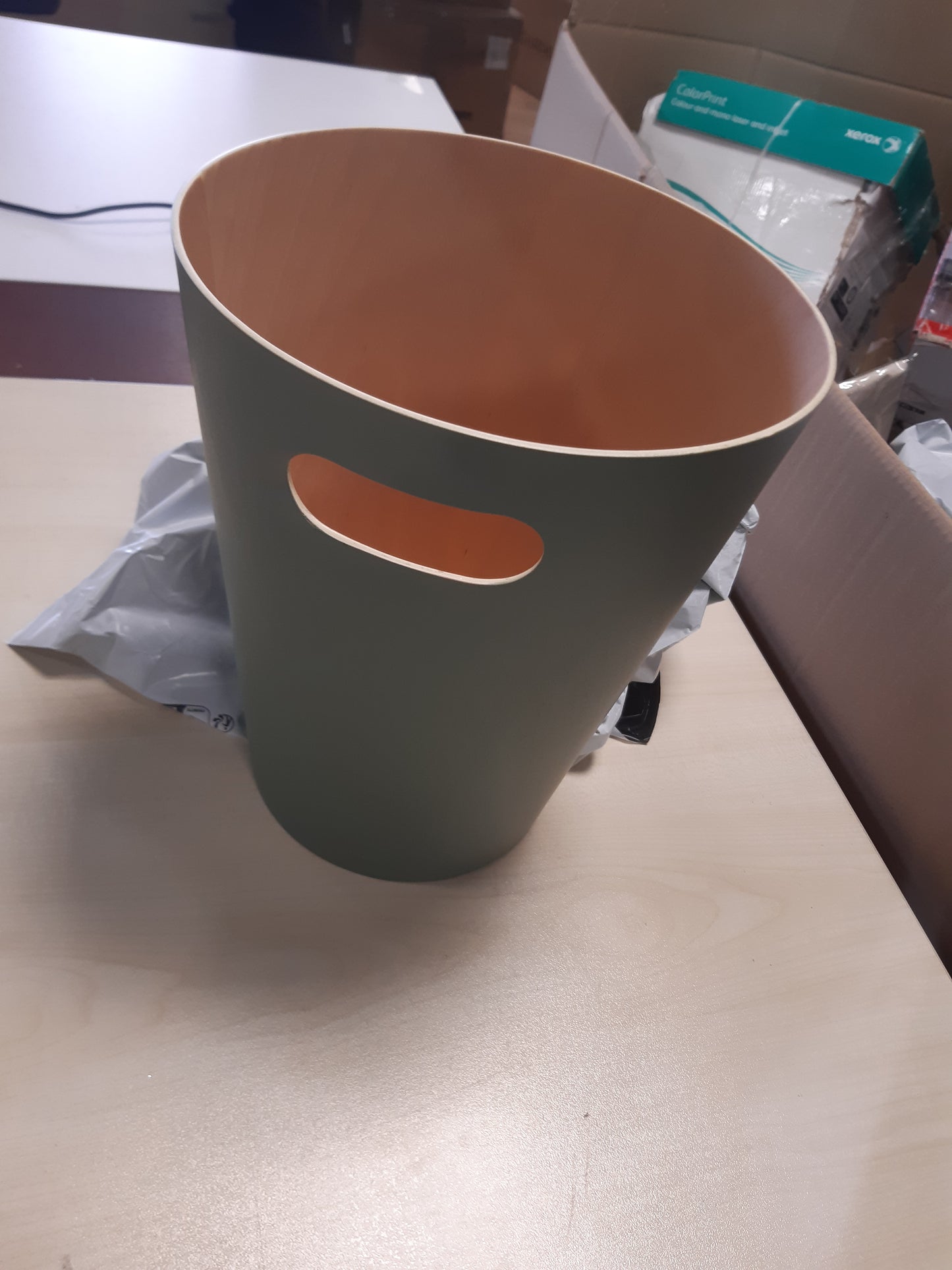 196211 - UMBRA - Kosh Mbeturinash prej Druri Woodrow, Kapacitet 7.5L, i Përshtatshëm për Banjo, Zyrë dhe Hapësira të Tjera, Ngjyra Ahu