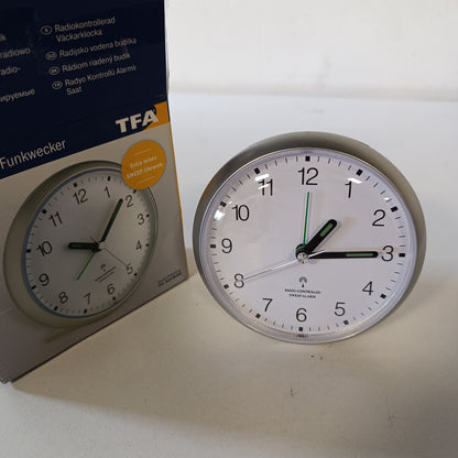 222793 - TFA Dostmann Orë alarmi analoge me radio të kontrolluar, 60.1506, lëvizje e qetë, alarm i lartë, orë dhome, me funksion shtyrjeje, e ndriçuar, argjendi