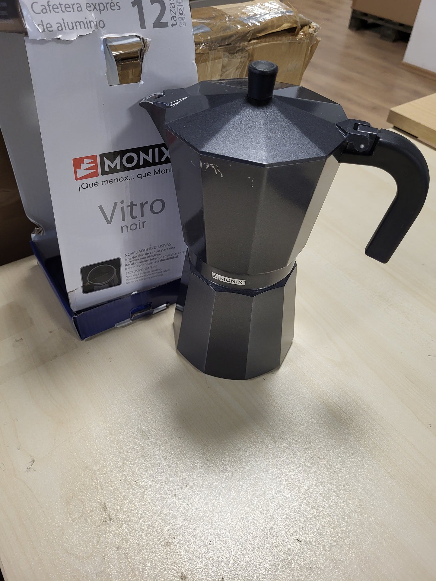 247505 - MONIX Vitro Noir, Makinë kafeje italiane prej alumini me 12 gota, e përshtatshme për soba qeramike, me gaz dhe elektrike, dorezë rezistente ndaj nxehtësisë