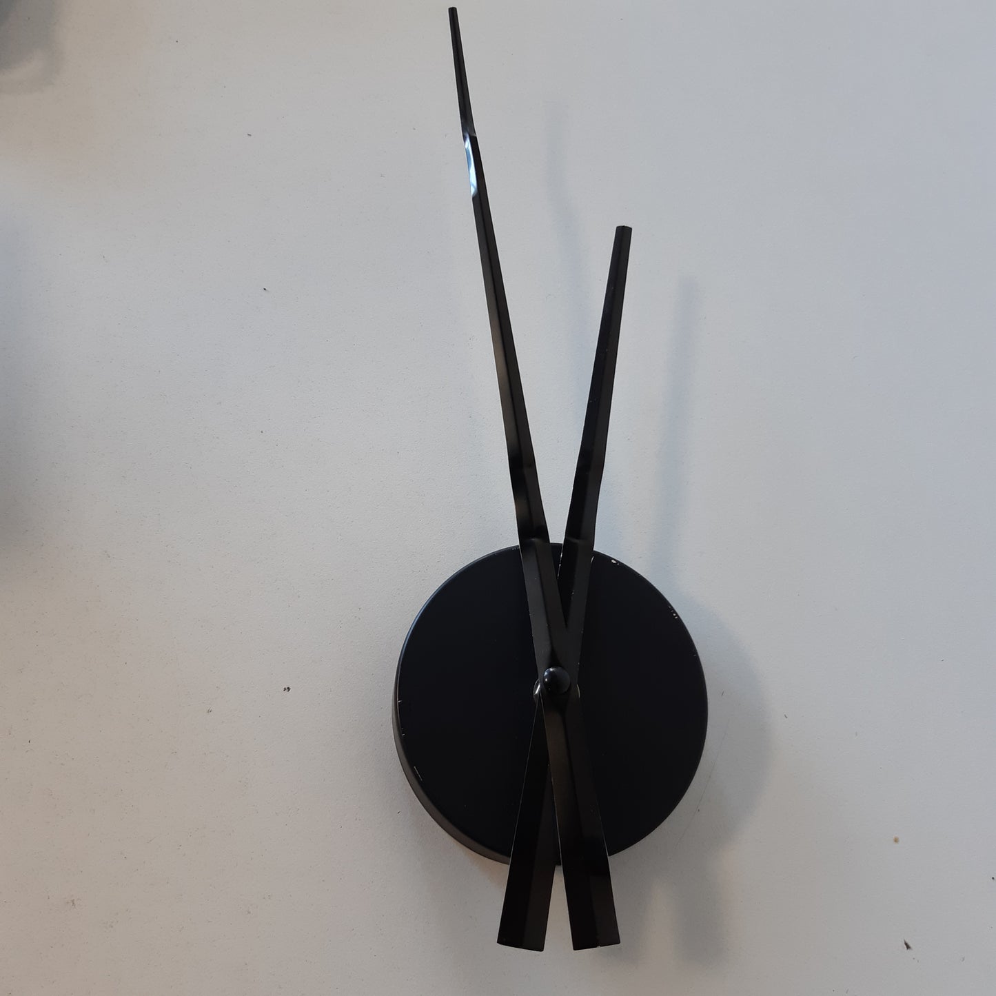 257236 - TFA DOSTMANN Orë minimaliste muri, mekanizëm vetë-montimi, 9.6 x 3.3 x 31 cm, e zezë, 60.3036.01