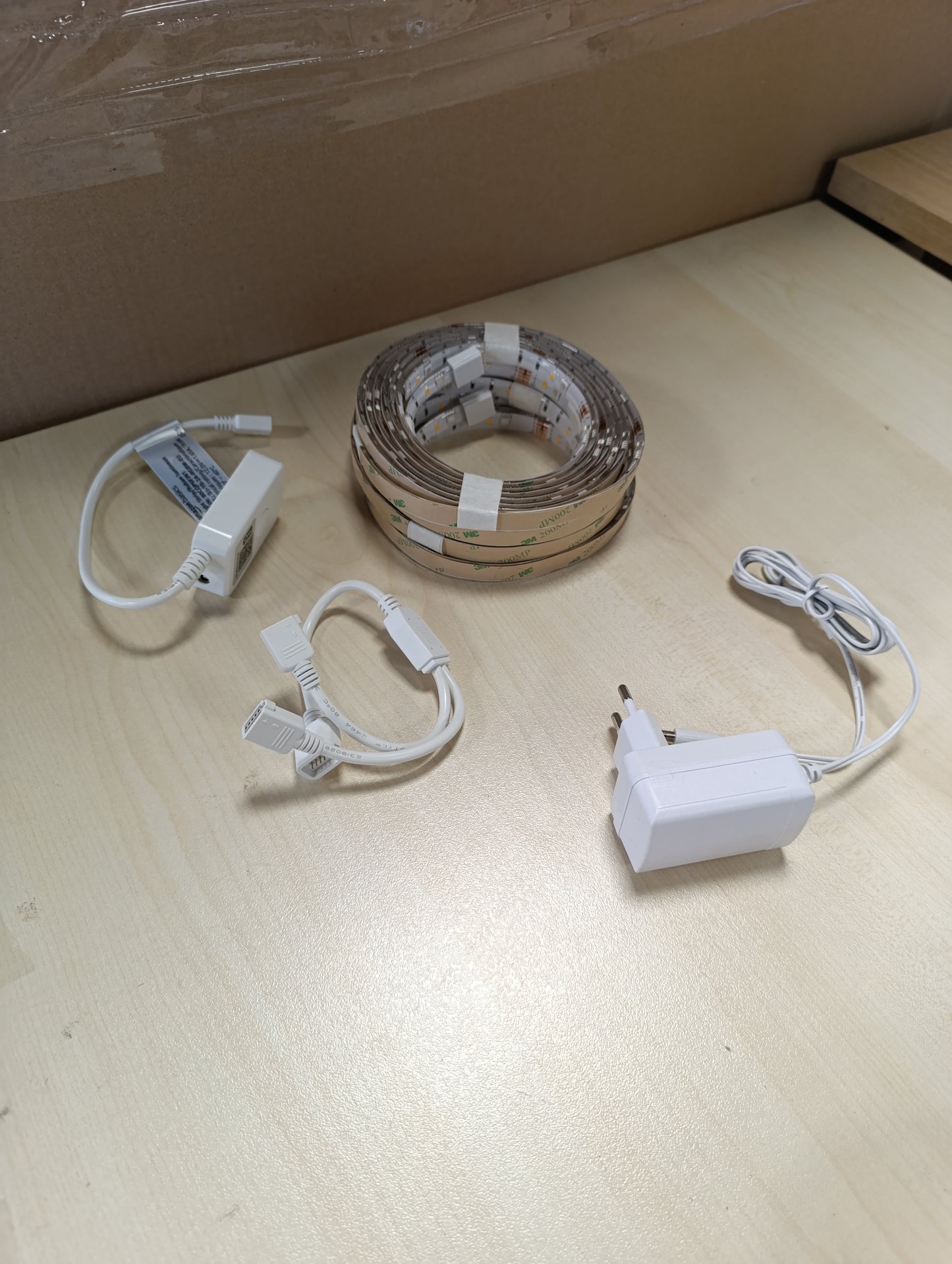 255907 - Amazon Basics - Shirit LED inteligjent 10m, RGBW, Funksionon vetëm me Alexa