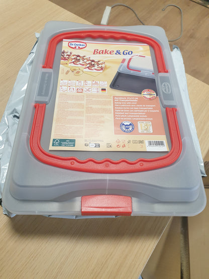 214647 - DR. OETKER Tepsi Pjekjeje me Mbulesë Transporti Bake & Go – 3 në 1: Tepsi Furre për Pjekje, Ruajtje dhe Transportim – Jo-ngjitëse, 42x29x4 cm