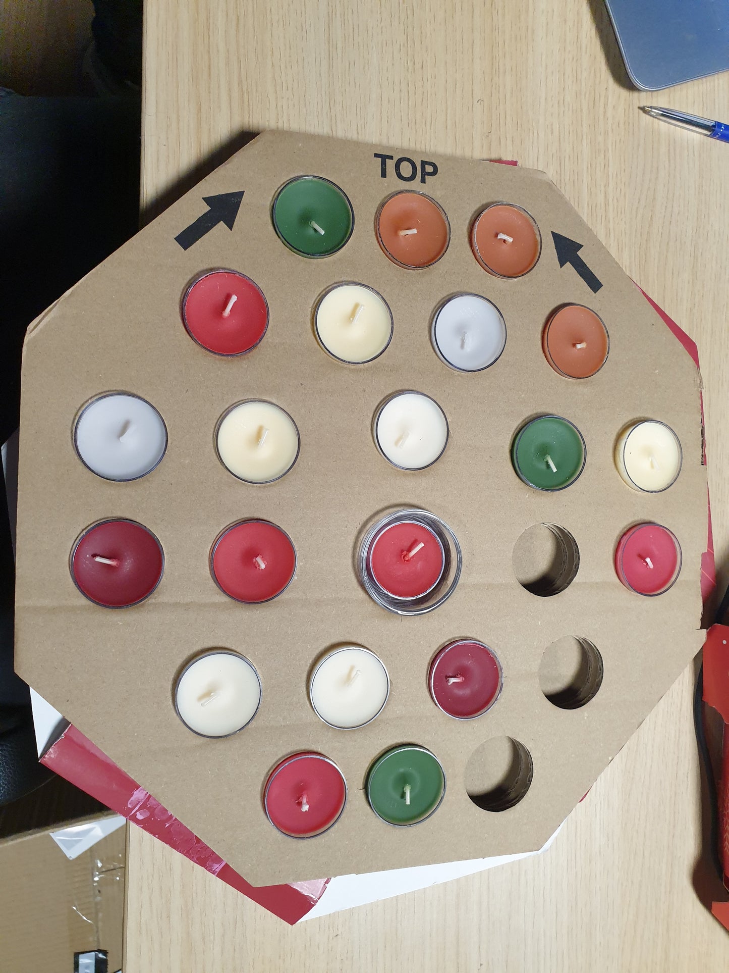 175409 - YANKEE CANDLE Kalendari i Adventit 2025, Seti i Qirinjve Aromatikë me 24 Llamba Çaji dhe 1 Mbajtëse Llambash Çaji, Dhuratë për Gra