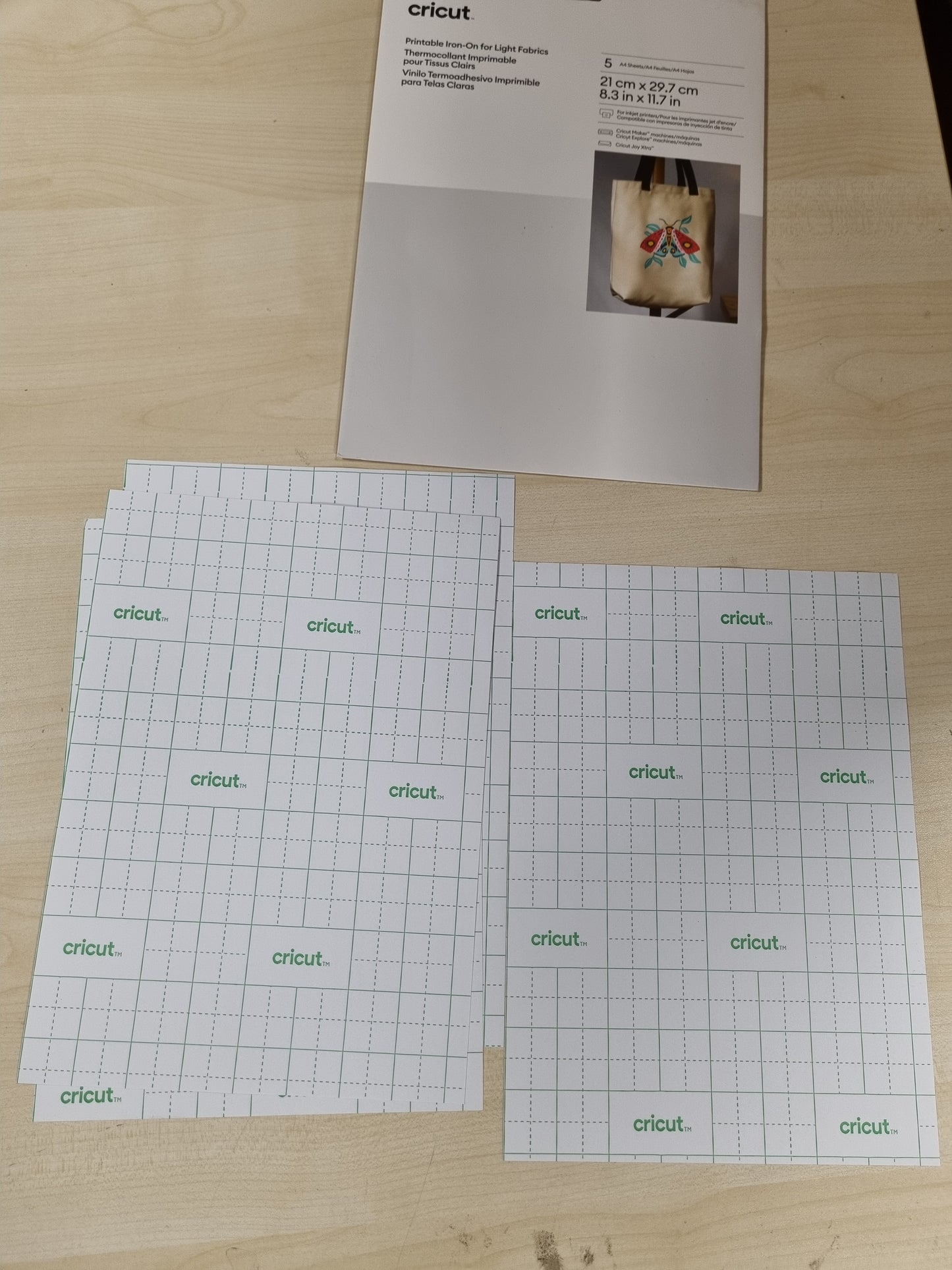 219859 - CRICUT Letër transferimi me hekur e printueshme, 5 fletë, Madhësia A4, Rezistent ndaj ujit, Kompatibël me Cricut