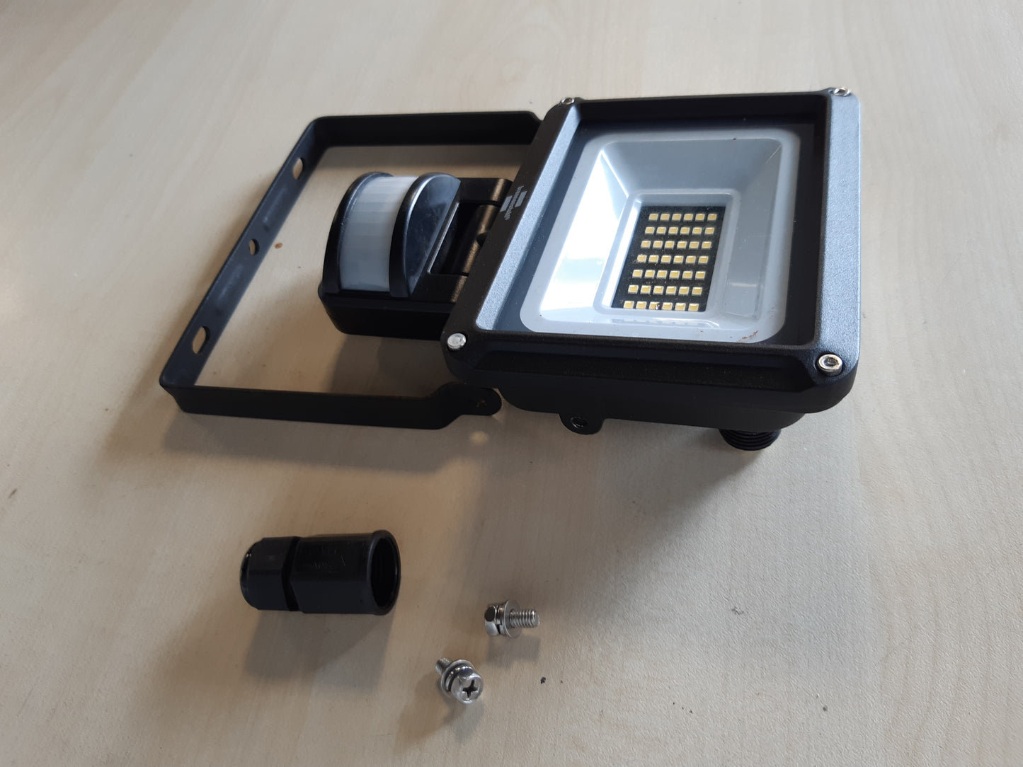 255889 - BRENNENSTUHL Dritë LED JARO 3060 P, Dritë Muri LED për Përdorim të Jashtëm, IP65, 20W, 2300lm, 6500K, me Detektor Lëvizjeje dhe Sensor Muzgu