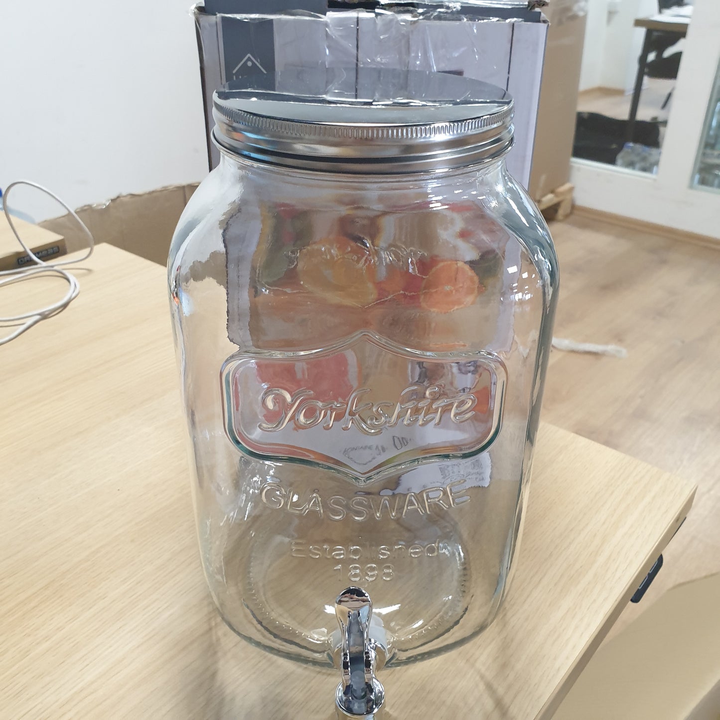 247507 - HOME DECO FACTORY Dispensator pijesh KV7177 prej qelqi me hapje të gjerë dhe rubinet shpërndarës, Kapaciteti: 8 L
