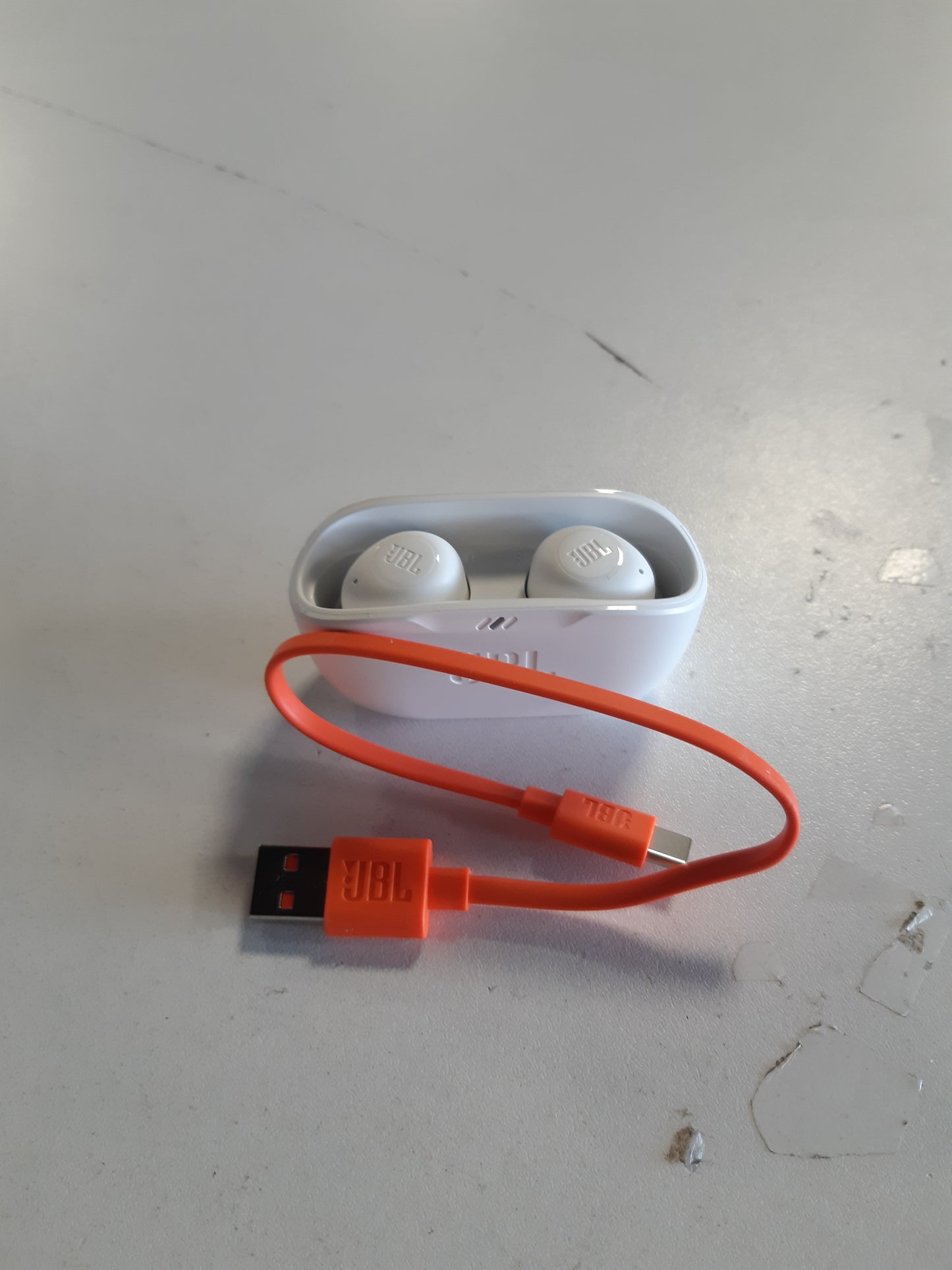 267917 - JBL Kufje pa tel Wave Buds, rezistente ndaj ujit IP54 dhe IPX2, bas të fuqishëm, jetëgjatësi baterie 32 orë, të bardha