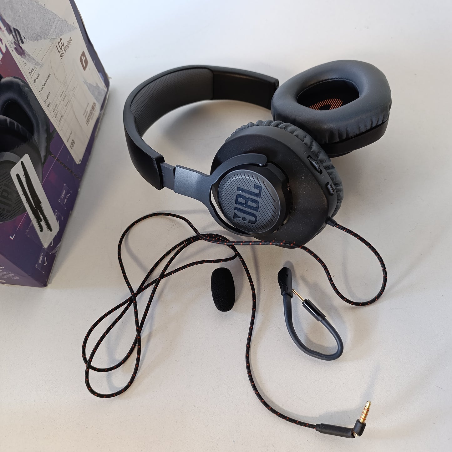 268373 - JBL QUANTUM 100 – Kufje për Lojëra me Tel, Mikrofon i Lëvizshëm, I Përputhshëm me Platforma të Shumëfishta, Ngjyra: E Zezë