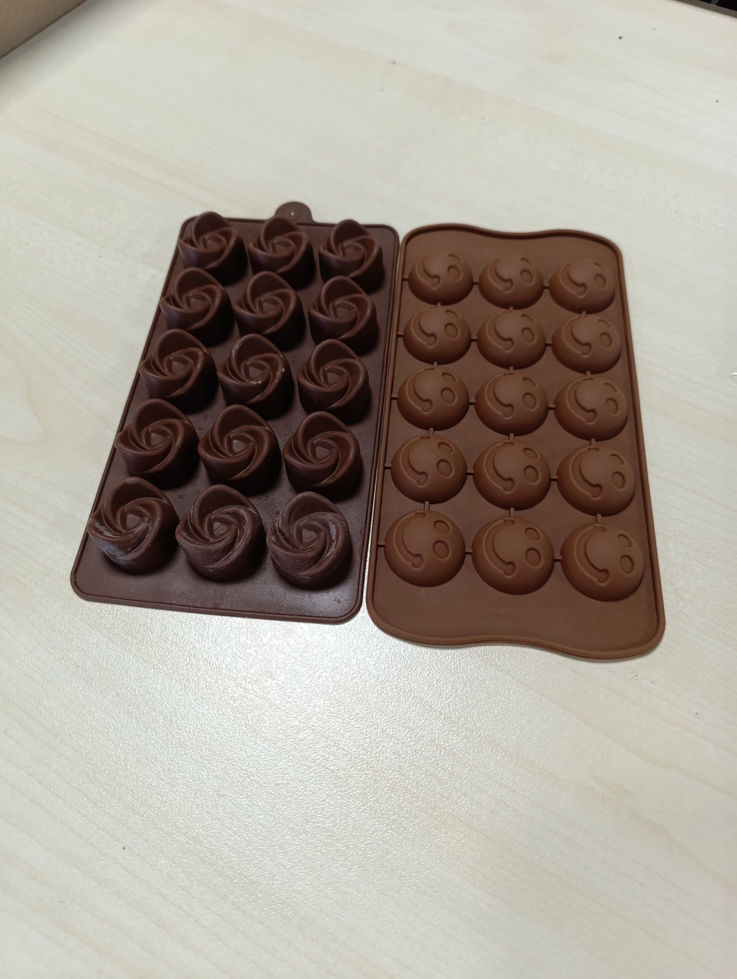 263142 - Forma Çokollate me 2 Pjesë, Forma Silikoni 3D, 24 Vrima, Forma të Lezetshme (Kuti Dhurate, Zemër, Trëndafil)