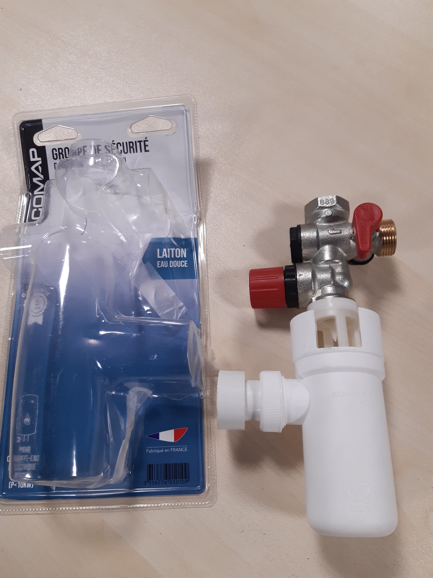 163759 - COMAP S601010 Grupi i Sigurisë 889 Djathtas me Sifon Kullimi për Ngrohës Uji, Cumulus - Madhësia 20x27 ose 3/4, Ngjyra Gri