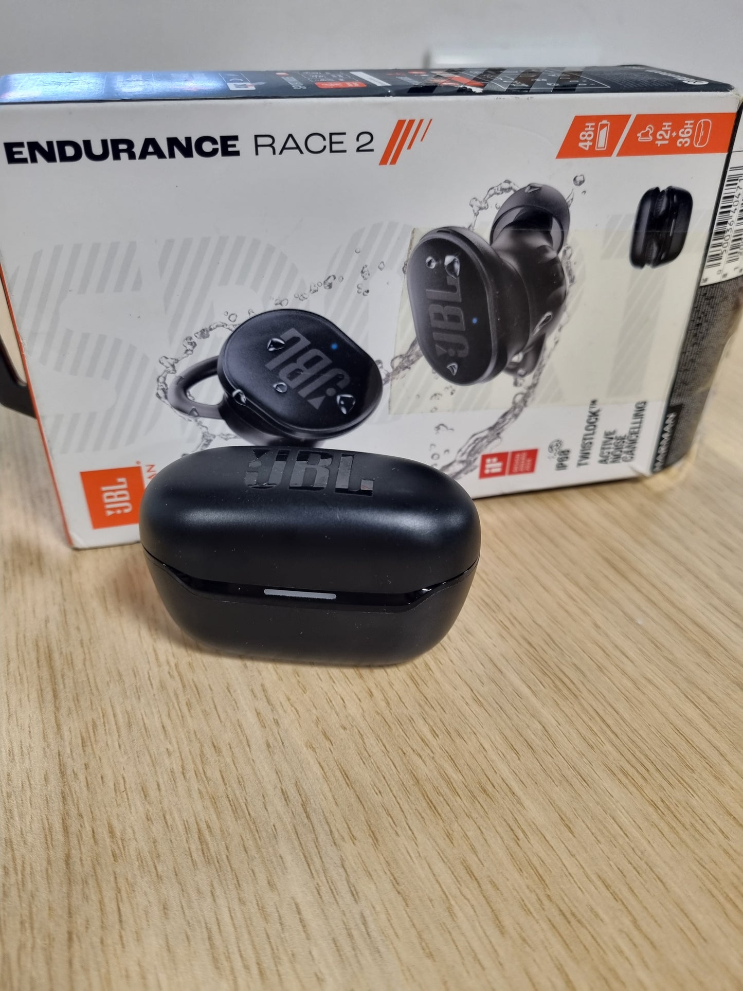 112814 - JBL ENDURANCE RACE 2, Kufje Bluetooth True Wireless, Me zgjatje të baterisë prej 48 orësh, Rezistent ndaj ujit dhe pluhurit me vlerësimin IP68, Me funksionin e anulimit të zhurmës, Tingull bas i pastër, Ambient i inteligjent dhe modalitet sportiv