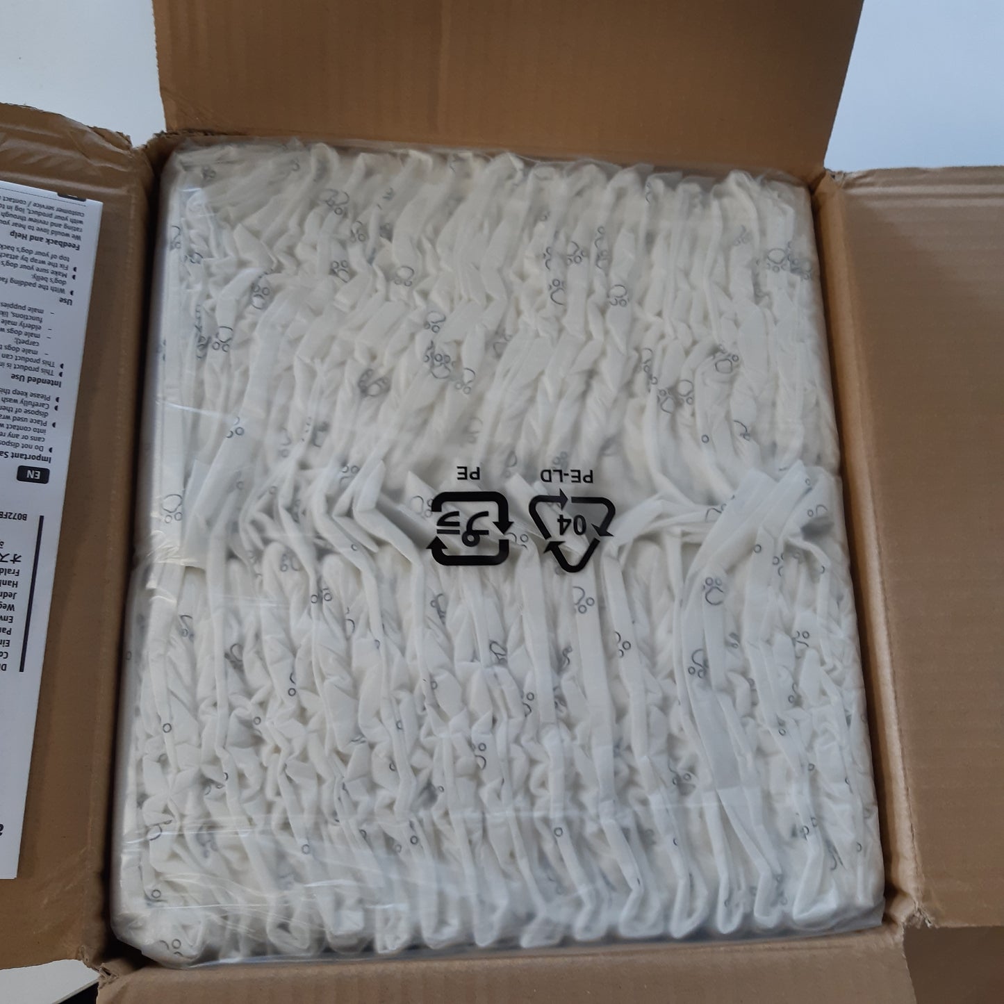 261657 - AMAZON BASICS Pelena për qen meshkuj, për përdorim të përditshëm, të mesme (paketë me 30 copë), të bardha
