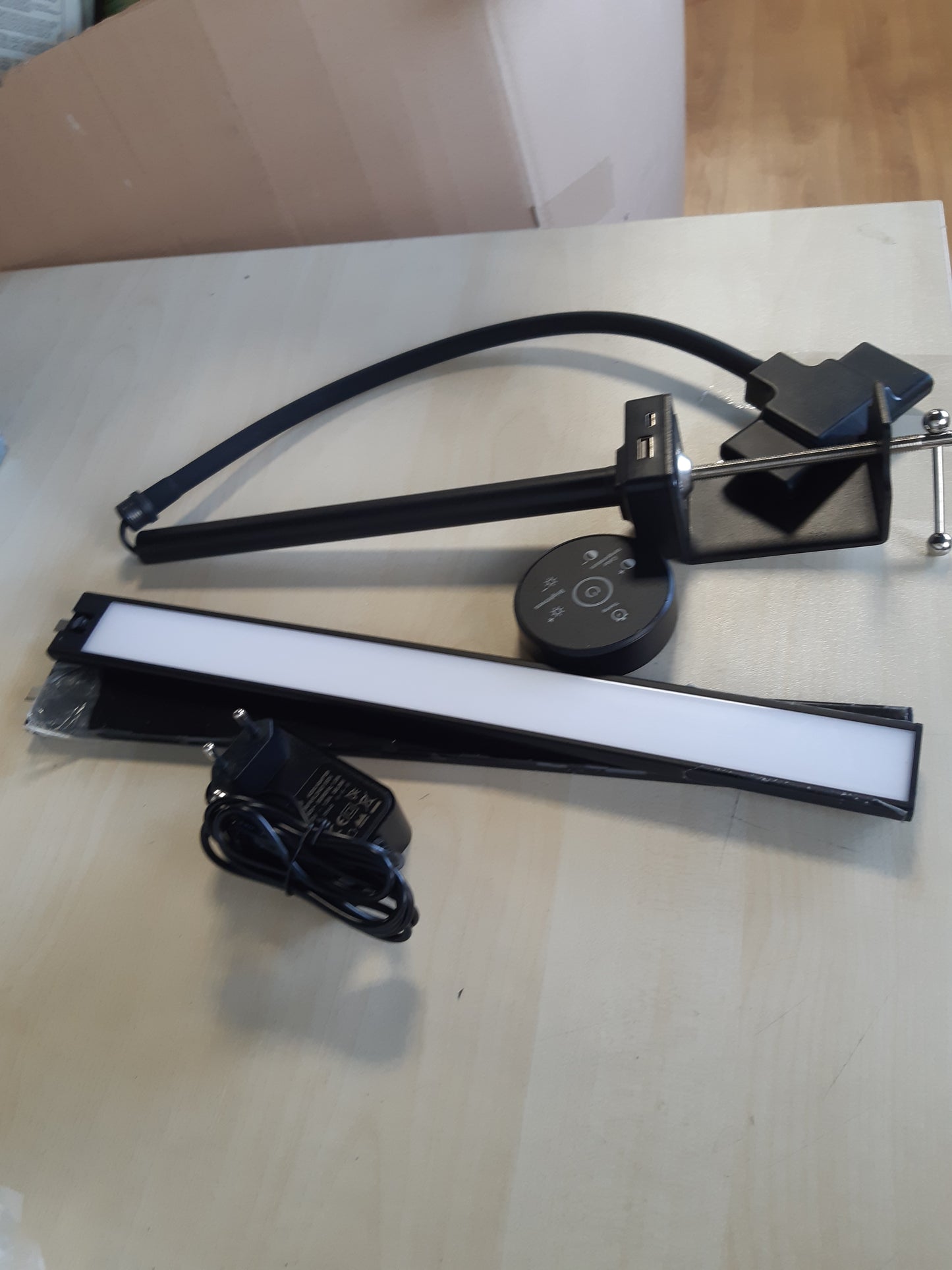 217473 - YICAIZI Llambë Tavoline LED me Errësim - 1500LM 24W me Telekomandë, Llambë Tavoline 80CM me Qafë të Mbërthyer me Portë Karikimi USB, për Zyrë dhe Shtëpi, e Zezë