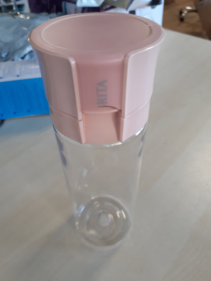 206499 - BRITA Vital Shishja e Ujit me Filtër, Kajsi, zvogëlon Klorin, Grimcat të Imëta ≥ 15 µm, Pesticidet, Herbicidet dhe Hormonet, Kapacitet 0.6L, tërhiqës për Kalcium dhe Magnez