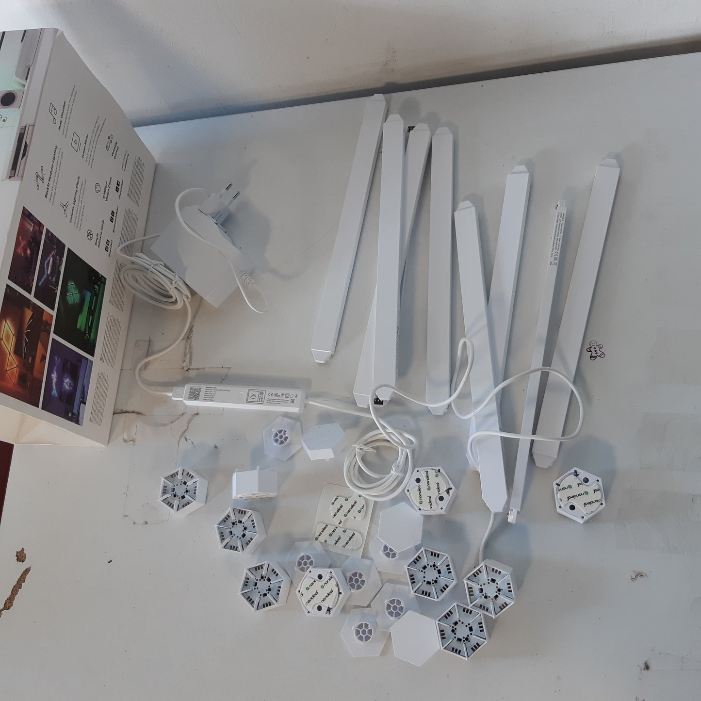 221027 - NANOLEAF Kit fillestar Lines 60 gradë, 9 shufra drite LED RGBW, Drita muri modulare me Wi-Fi, 16 milion ngjyra