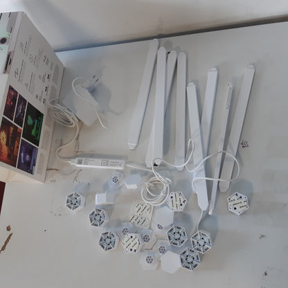 221027 - NANOLEAF Kit fillestar Lines 60 gradë, 9 shufra drite LED RGBW, Drita muri modulare me Wi-Fi, 16 milion ngjyra