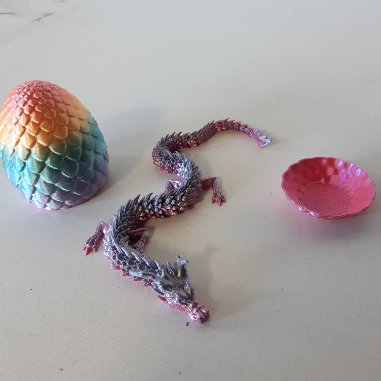 258274 - FOLANDO Dragua i Printuar 3D në Vezë, 30 cm, Figurinë Dragoi të Printuar 3D, Lidhje Fleksibile, Ngjyra Ylberi