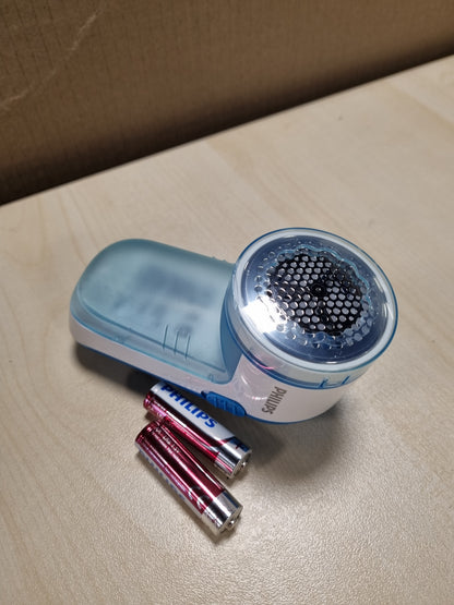 253701 - PHILIPS Heqës pushi 8800 RPM, 3 tehe, për të gjitha pëlhurat, kosh me pastrim të lehtë, 2 bateri AA, dizajn kompakt, Blu/E bardhë (GC026/00)