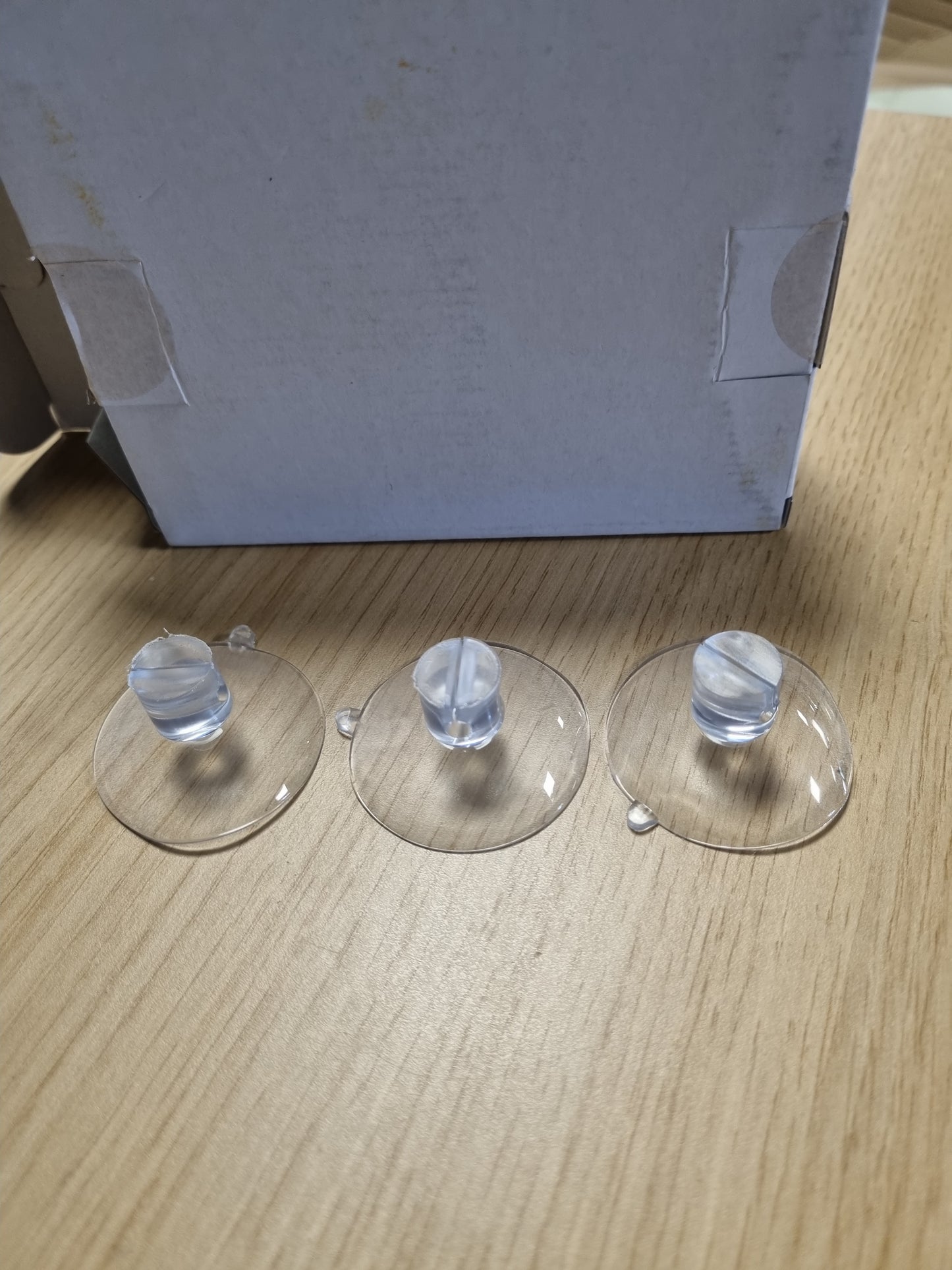 169156 - COM-FOUR® 20x Mbajtëse Filxhanësh Thithëse me Hapje Kablli Ø 45 mm për Drita me Varëse dhe Dekorime Dritaresh - Kapëse të Forta për Montim në Dritare